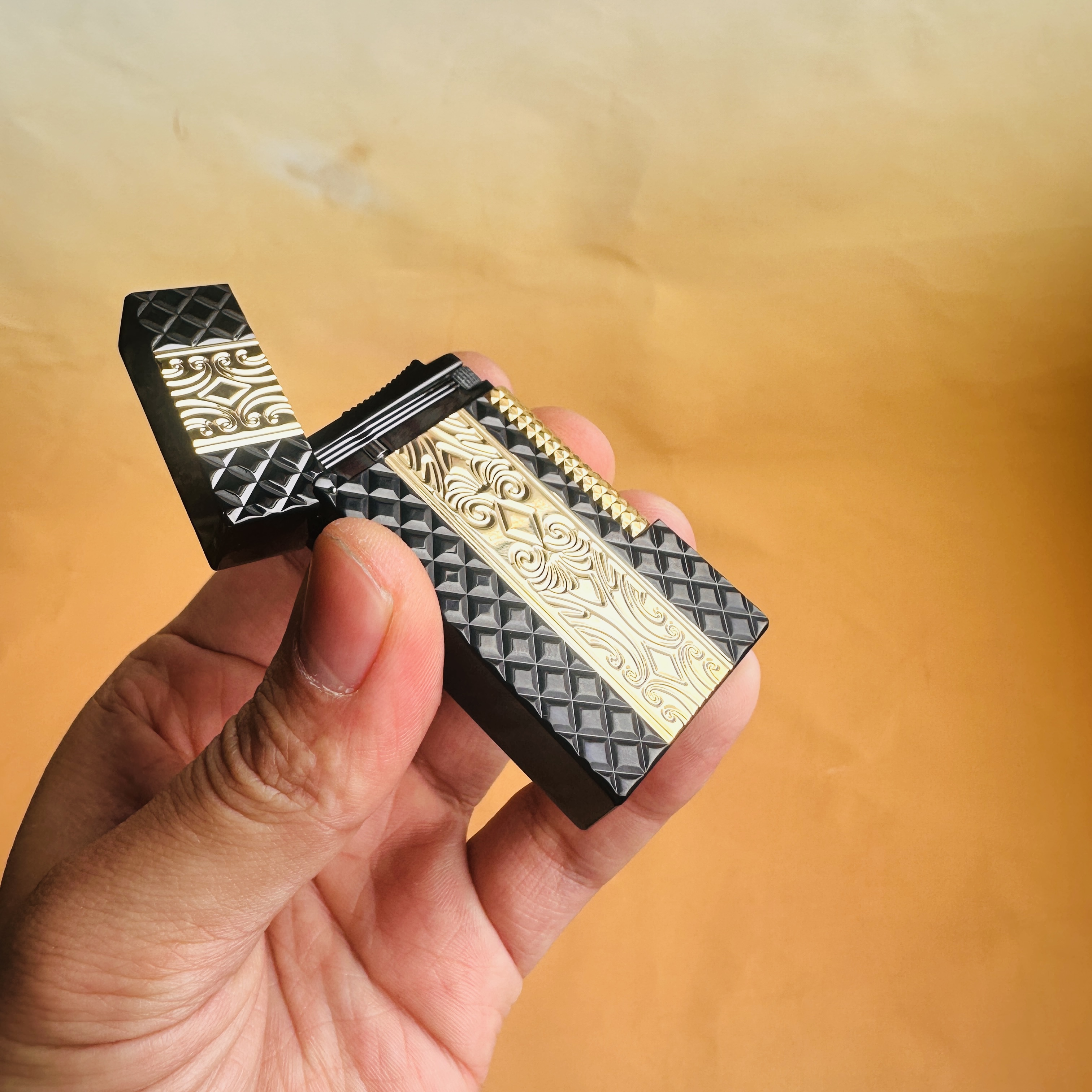 Luxury Brand Custom Lighter —  - огляд і ціна Men Accessories Hand
